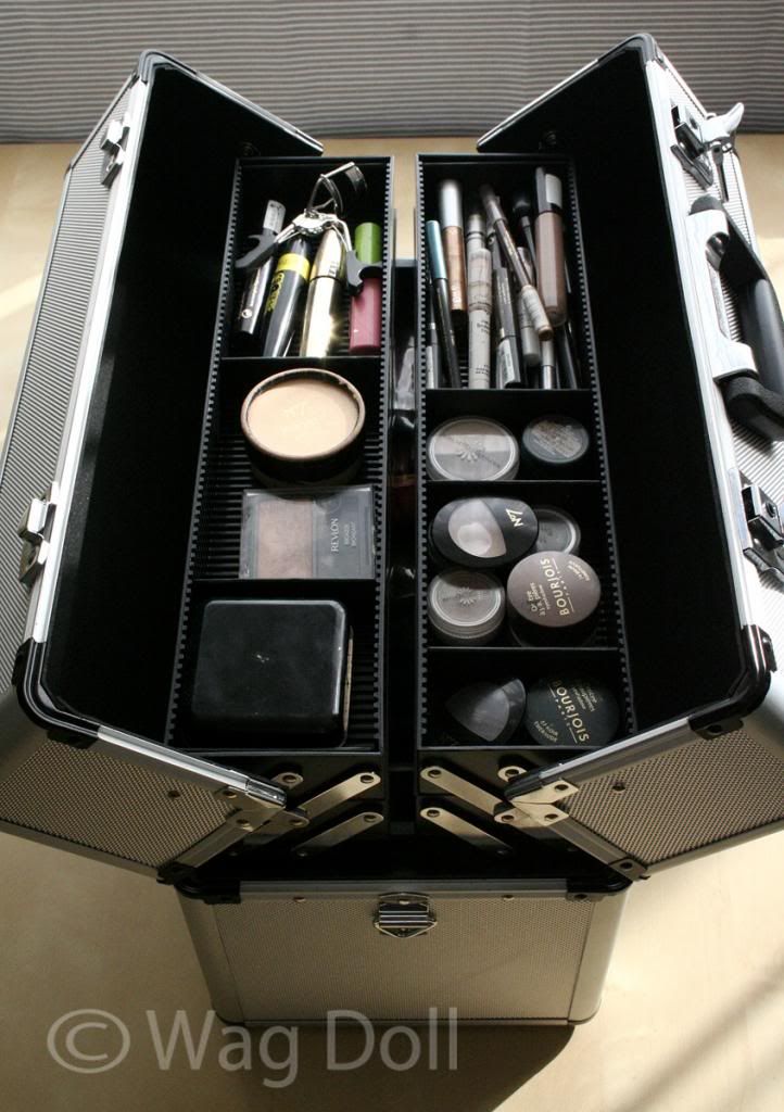 make-up in aluminium case