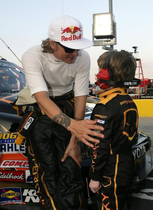 http://i1197.photobucket.com/albums/aa425/kimibolygo/NASCAR/Charlotte%202011/240.jpg?t=1306077459