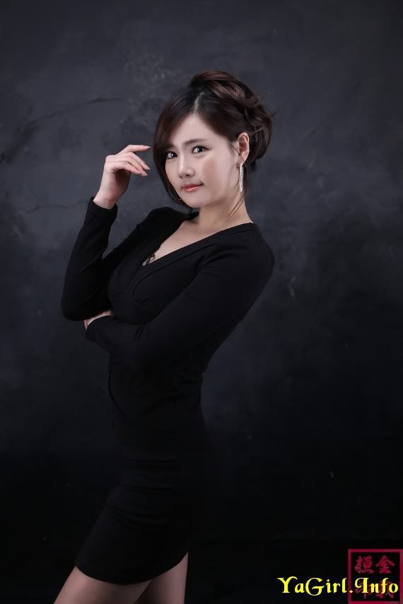 Han Ga Eun - Lovely Curve Hugging Black Dress Photo Gallery