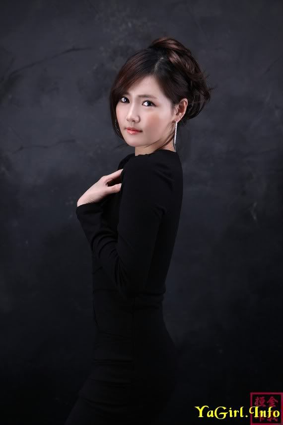 Han Ga Eun - Lovely Curve Hugging Black Dress Photo Gallery