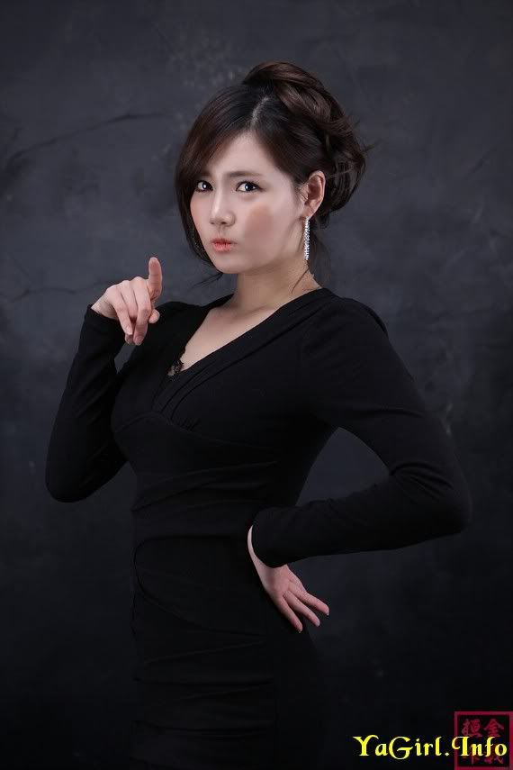 Han Ga Eun - Lovely Curve Hugging Black Dress Photo Gallery