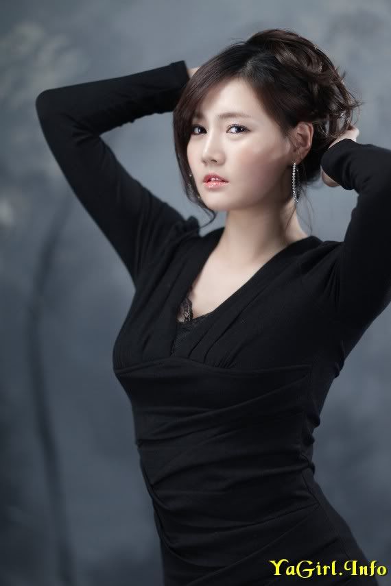 Han Ga Eun - Lovely Curve Hugging Black Dress Photo Gallery