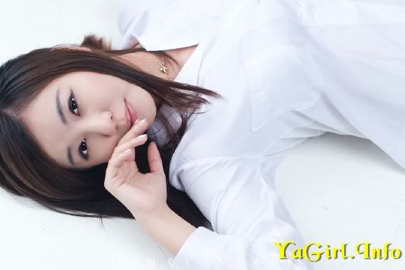 Ryu-Ji-Hye-White-Dress-Shirt-and-Jean-Shorts-05.jpg