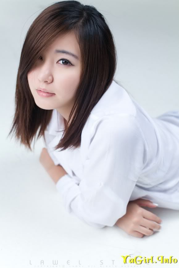 Ryu-Ji-Hye-White-Dress-Shirt-and-Jean-Shorts-07.jpg