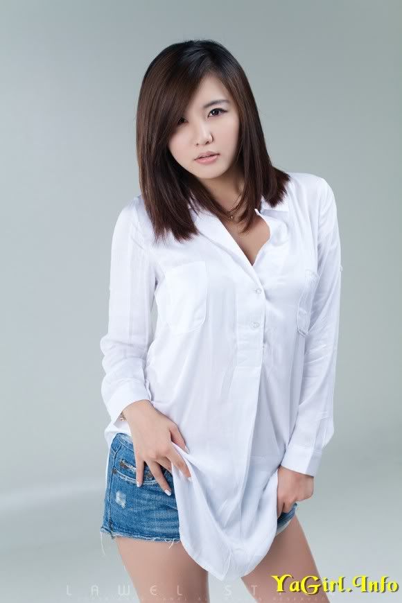 Ryu-Ji-Hye-White-Dress-Shirt-and-Jean-Shorts-14.jpg
