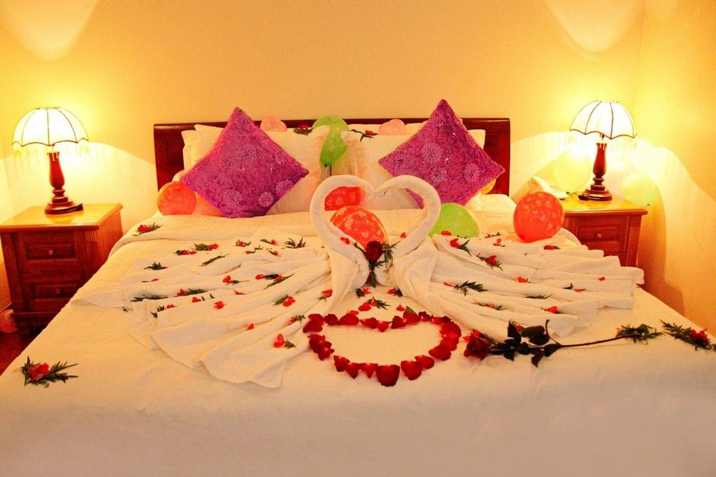 Khi cặp đôi đăng kí gói trăng mật tại các resort các bạn sẽ được nghỉ ngơi trong phòng đầy đủ tiện nghi với bánh tình nhân, hoa tươi trang trí, bong bóng hình trái tim lãng mạn và rượu vang đỏ ướp lạnh