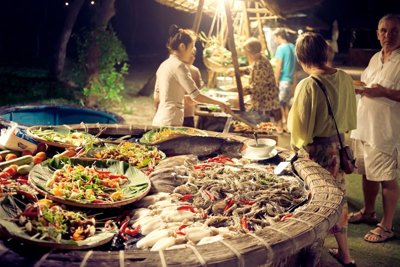  Trên các góc đường Hồ Xuân Hương – Huỳnh Thúc Kháng có nhiều quán phục vụ các món đặc sản về đêm như súp, trứng vịt, mì quảng và kem chè với giá rất rẻ