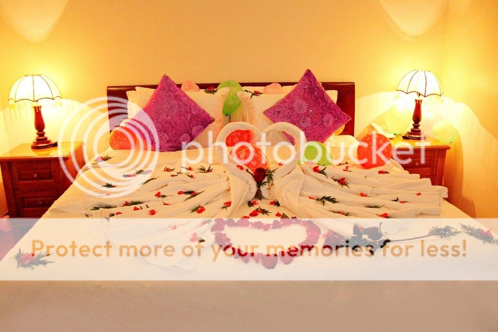 Khi cặp đôi đăng kí gói trăng mật tại các resort các bạn sẽ được nghỉ ngơi trong phòng đầy đủ tiện nghi với bánh tình nhân, hoa tươi trang trí, bong bóng hình trái tim lãng mạn và rượu vang đỏ ướp lạnh